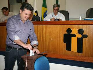 Krug, prefeito de Chapadão do Sul, deposita seu voto na urna (Foto: Chico Ribeiro/Assomasul)