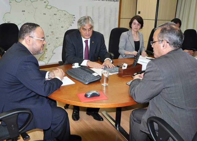  Reitor apresenta ao Minist&eacute;rio da Educa&ccedil;&atilde;o plano de expans&atilde;o da UFGD 