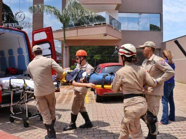 Mulher cai do 5&ordm; andar durante limpeza de janela de hotel e sobrevive
