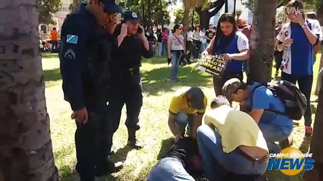 Na Pra&ccedil;a do R&aacute;dio homem passa mal e &eacute; socorrido por manifestantes