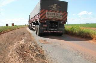 Parte do asfalto já não existe  mais (Foto: Chapadense News)