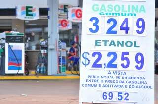 Até a tarde desta sexta os postos de Dourados vendiam combustíveis sem reajuste (Foto: Eliel Oliveira)