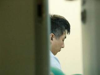 Ricardo Hyun Su Moon acompanhou depoimentos na sala de audiências da 1ª Vara do Tribunal do Júri (Foto: Alcides Neto)