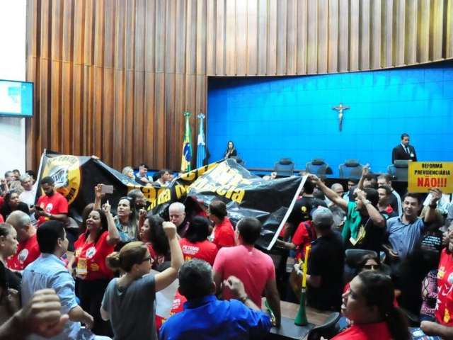 Em dia de vota&ccedil;&atilde;o, &lsquo;tropa de choque&rsquo; cerca Assembleia e Governadoria