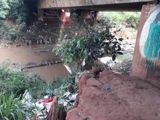 Viaduto sobre o Rio Anhanduí, na Avenida Manoel da Costa Lima, virou moradia para pelo menos dez famílias. (Foto: Geisy Garnes)