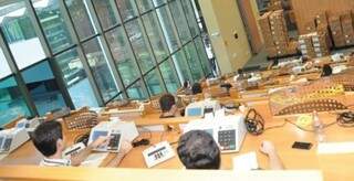 Urnas eletrônicas sendo submetidas a testes no Tribunal Regional Eleitoral (Foto: divulgação)