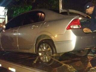 Ve&iacute;culo de luxo &eacute; encontrado abandonado com 708 kg de maconha 