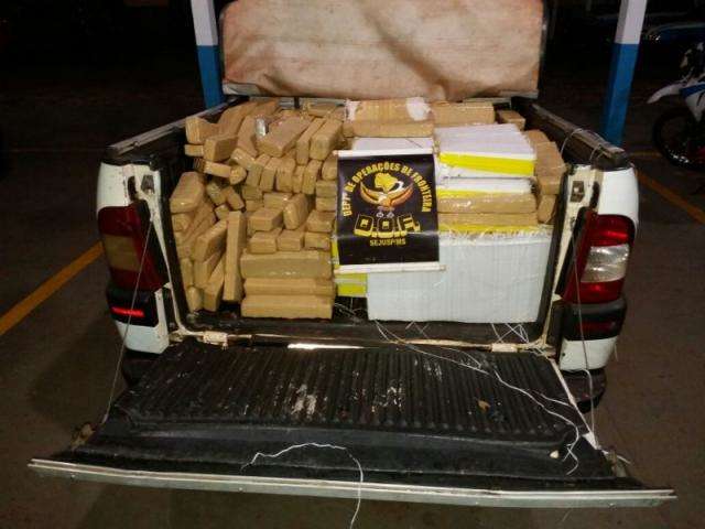 Rapaz &eacute; preso ao ser flagrado em carro carregado com 490 kg de maconha