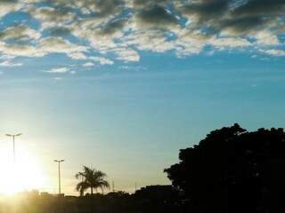 Manhã será de céu parcialmente nublado em Campo Grande nesta terça-feira (19). (Foto: Henrique Kawaminami)