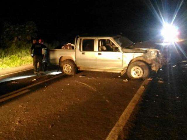 Carreta de &oacute;leo diesel tomba ap&oacute;s ser atingida por camionete na BR-262