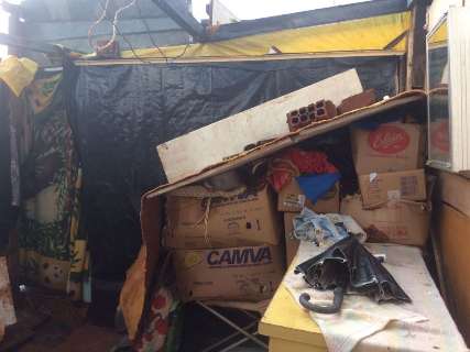 Forte temporal atinge favela e destrói barracos no bairro Portal Caiobá 
