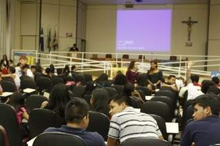 Auditório da UCDB onde o evento foi realizado ficou lotado de estudantes indígenas. (Foto: Marcelo Victor)