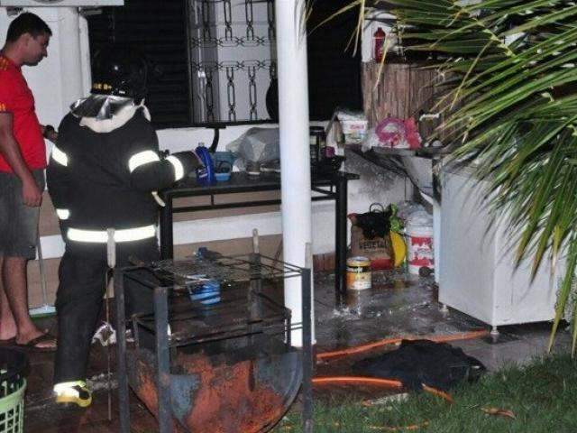 Balde de cloro explode e causa estragos em resid&ecirc;ncia de policial