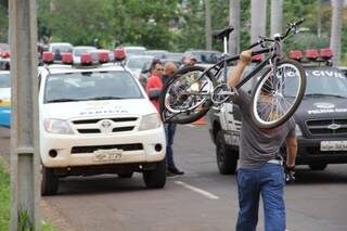 Bicicleta é retirada da avenida Ernesto Geisel, local de morte de ciclista. (Foto: Marcos Ermínio)