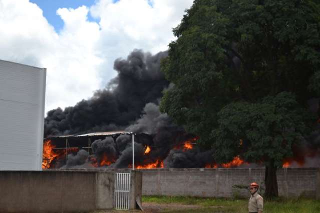 Curto-circuito pode ser causa de inc&ecirc;ndio em f&aacute;brica de piscina 