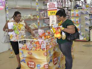 Em loja, pomoção atrai até quem já comprou ovos de chocolate (Foto: Pedro Peralta)