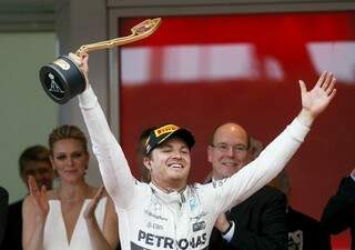 O alemão Nico Rosberg comemora a vitória em Mônaco (Foto: Reuters)