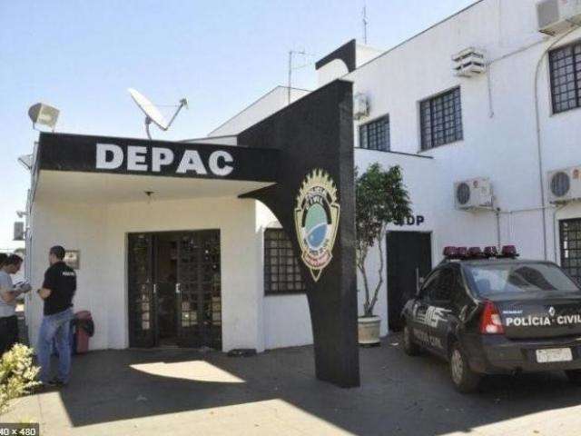 Jovens s&atilde;o agredidos e baleados durante assalto na porta de casa 
