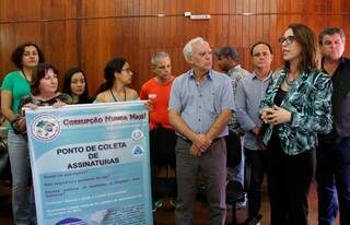 Promotora Cláudia Almirão (à direita) lança posto de coleta de assinaturas em órgão da prefeitura (Foto: Chico Leite/Assecom)
