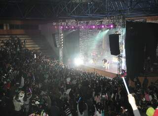 No palco, os Rebeldes brasileiros. Na plateia, os fãs que enfrentaram frio para ver os artistas. (Fotos: Rodrigo Pazinato)