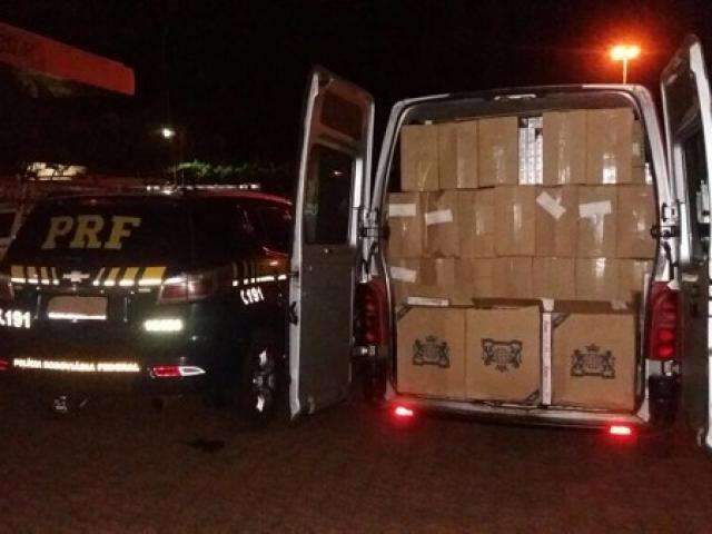 PRF apreende furg&atilde;o com R$ 300 mil em cigarros contrabandeados