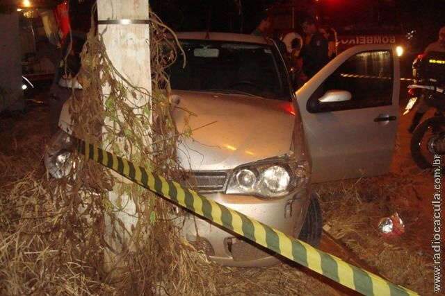  Em Tr&ecirc;s Lagoas, motorista foge de acidente e bate em poste
