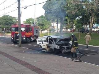 Carro que pegou fogo essa semana na Avenida Afonso Pena (Foto: Danielle Valentim)