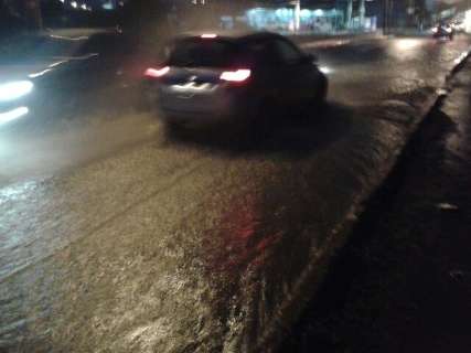 Água da chuva encobre carros e alaga casas a 50 m da avenida
