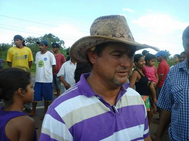 Moradores de favela discordam de despejo e bloqueiam trecho da BR-163