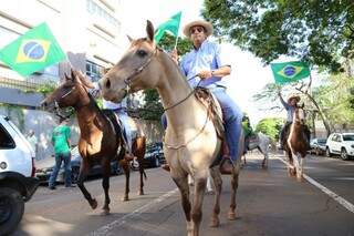 Fazendeiros participam da manifestação à cavalo (Foto: Marcos Ermínio)