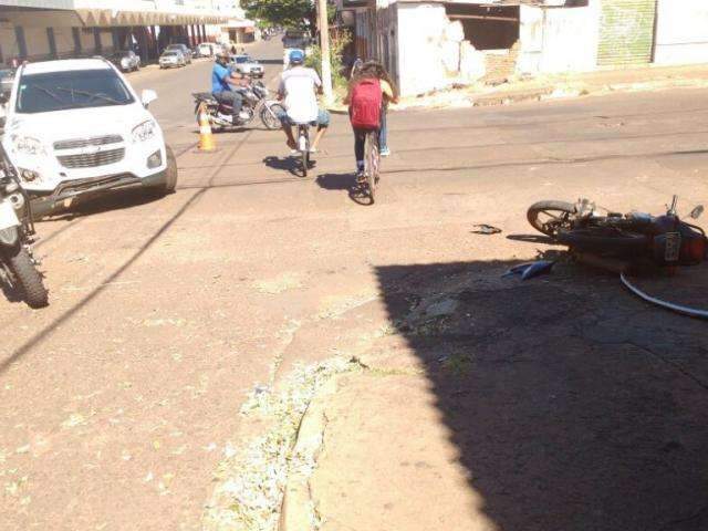 Jovem fica ferido e tem moto destru&iacute;da ao ser atingido em cruzamento no Amamba&iacute; 