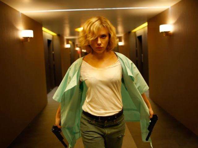Scarlett Johansson ganha super poderes na pele de &quot;Lucy&quot;