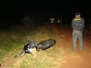 Motocicleta foi parar na vegetação que margeia a rodovia. Polícia fez perícia no local. (Foto: Osvaldo Duarte/ Dourados News)