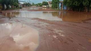 Chuvas alagaram ruas em Três Lagoas (Foto: TL Notícias)