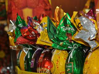 Venda de produtos típicos de Páscoa, como os ovos de chocolate, deve ter faturamento maior este ano. (Foto: Marlon Ganassin)