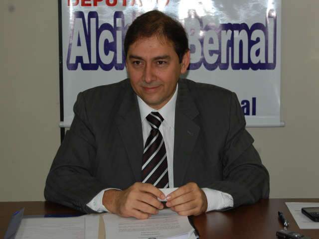  Dos quatro deputados pr&eacute;-candidatos, apenas Bernal pode se licenciar