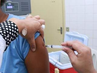 No primeiro dia, procura por vacina zerou o estoque de nove unidades de saúde de Campo Grande (Foto: Henrique Kawaminami)