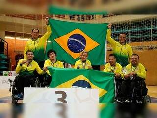 André, segundo sentado da esquerda para direita, com a equipe brasileira no pódio (Foto: COB/Divulgação)