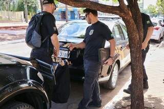 Policias federais apreendem documentos na Conab, em Campo Grande (Foto: Henrique Kawaminami)