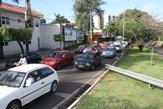Os carros ficam em média 10 minutos no mesmo sinal (Foto: Marcos Ermínio)