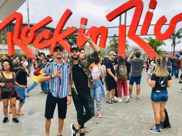 Diversidade em festival fez casal levantar bandeira e noivar no Rock in Rio