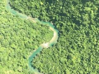 Rio Salobra é um dos cursos d&#039;água que compõem a região pantaneira em Mato Grosso do Sul