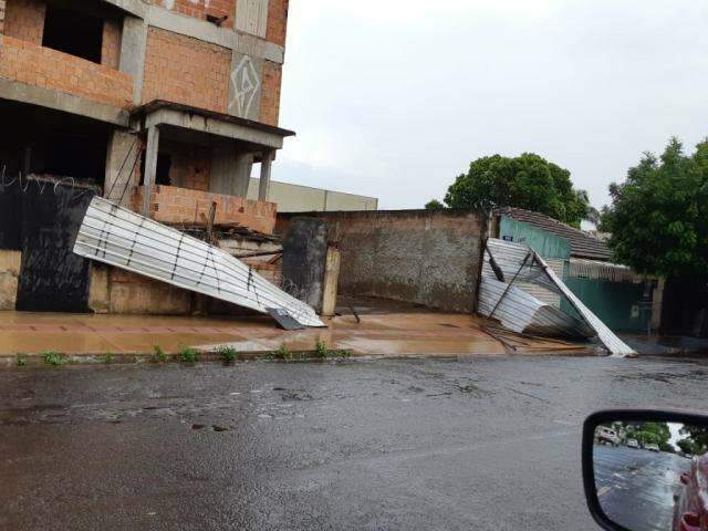 Mesmo sem registro de vento forte, chuva derruba &aacute;rvores e tapume 