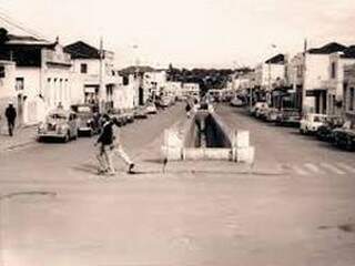 Rua Maracajú, esquina com Rua 13 de Maio, antes do fechamento do canal do córrego Maracaju, em 1971. (Foto: Roberto Higa). 