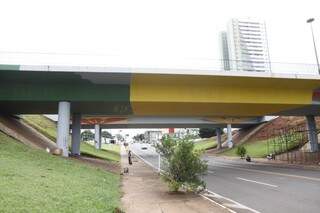Viaduto da Afonso Pena sobre a Ceará já está em cores verde e amarela  (Foto: Cleber Gellio)