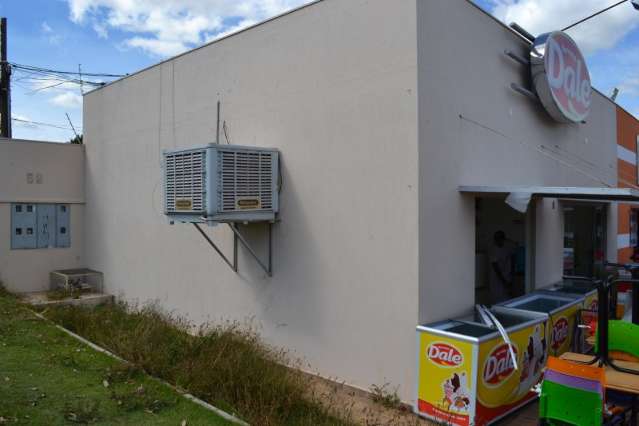 Ladr&otilde;es furtam sorveteria pela 2&ordf; vez, desligam luz e destroem picol&eacute;s
