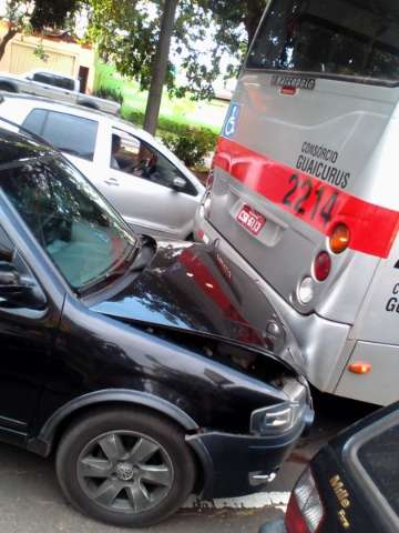 Freio de m&atilde;o &ldquo;estoura&rdquo; e carro desgovernado colide com &ocirc;nibus na Mato Grosso