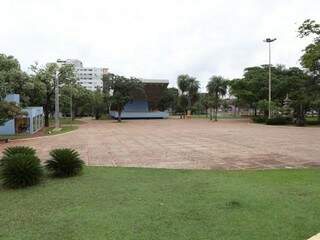 Praça do Rádio estava vazia na manhã deste domingo. (Foto: Fernando Antunes)