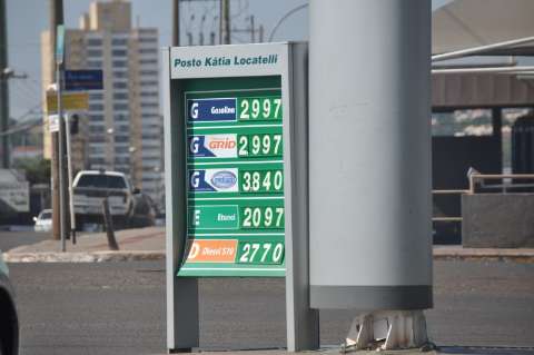 Sem pesquisar, consumidor pode pagar até R$ 3,04 pelo litro da gasolina