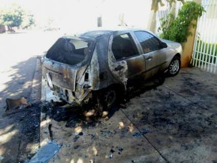 Carros pegam fogo na Vila Nhá-Nhá e suspeita é de incêndio criminoso